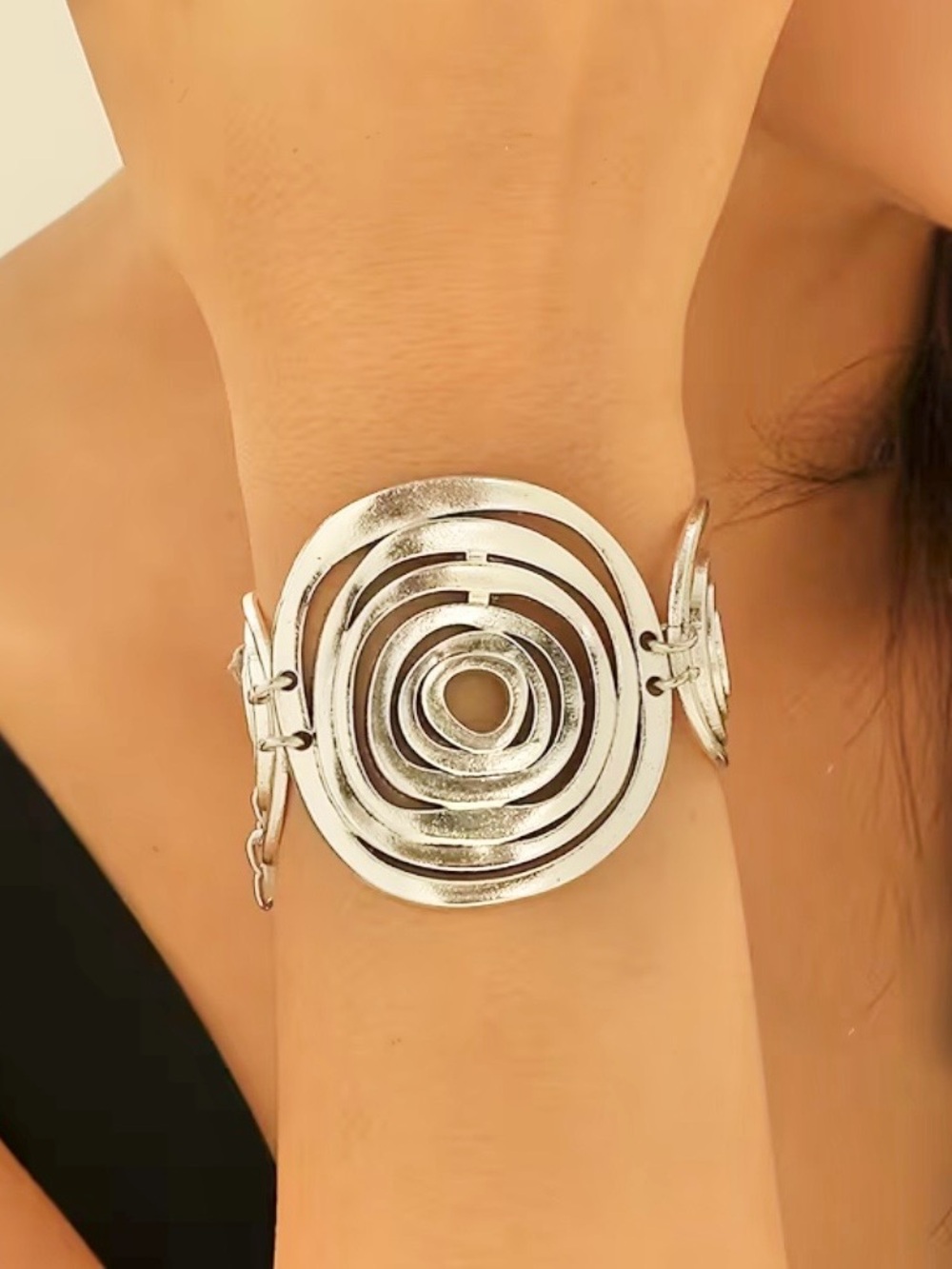 NWT Exaggerated Circular Statement Bracelet~ Silver